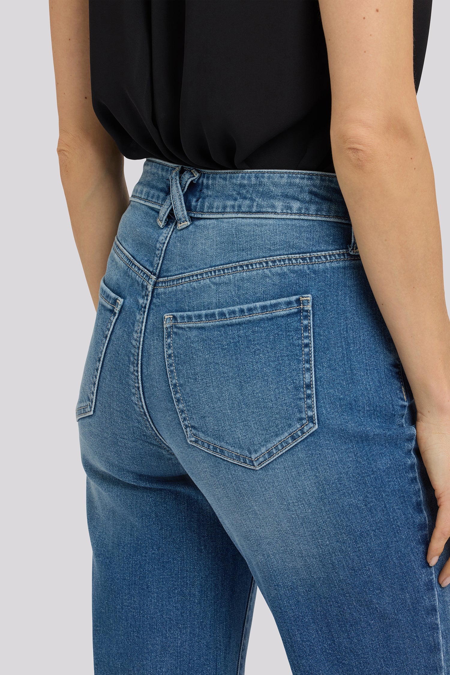 Bailey Relaxed Straight Ankle Jeans In Petite - Sun Soak - Image 3