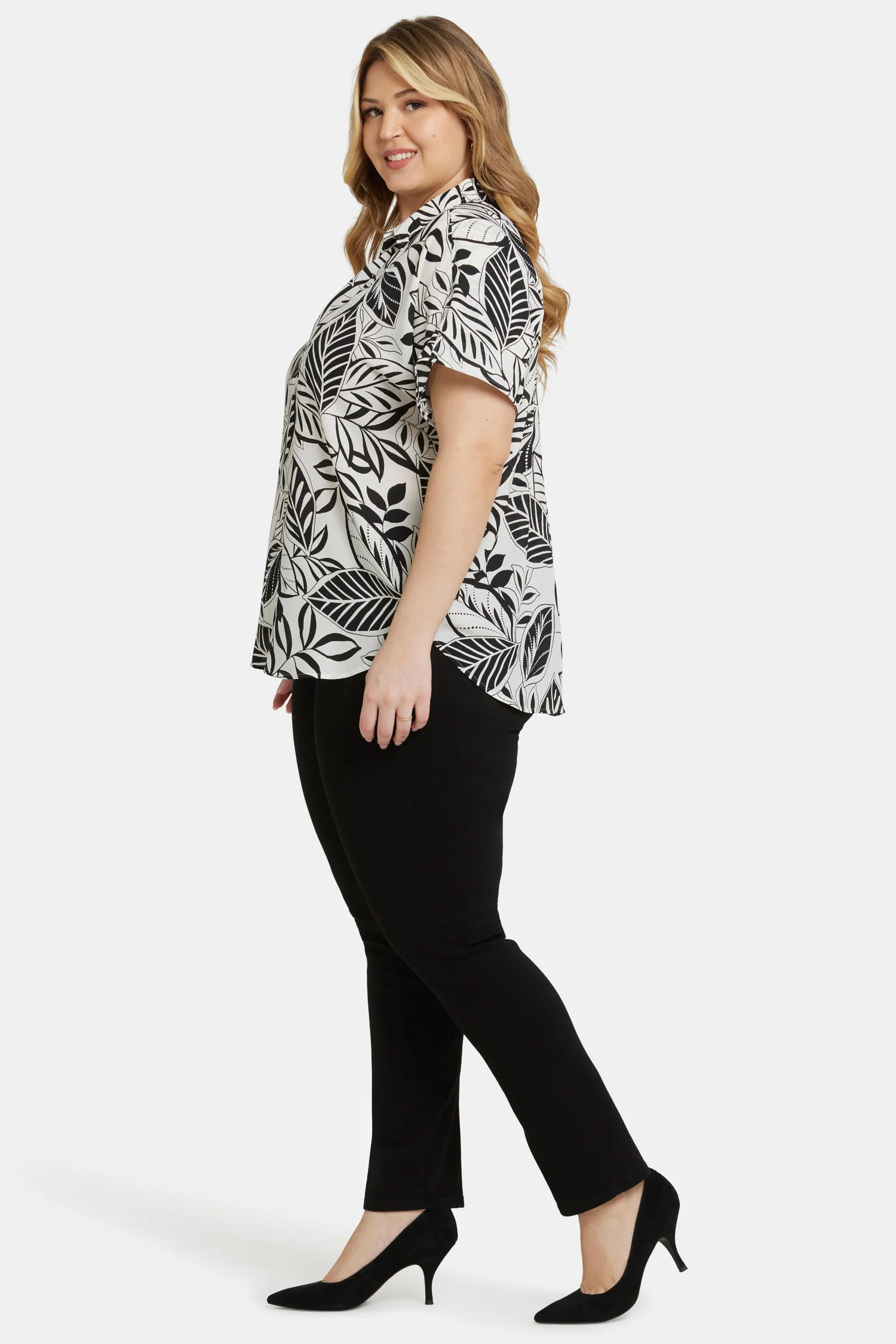Becky Short Sleeved Blouse In Plus Size - Gerania - Image 3
