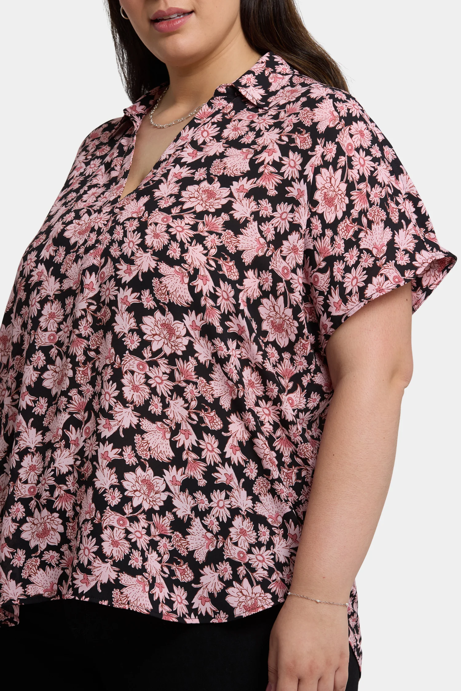 Becky Short Sleeved Blouse In Plus Size - Lilla Garden - Image 5