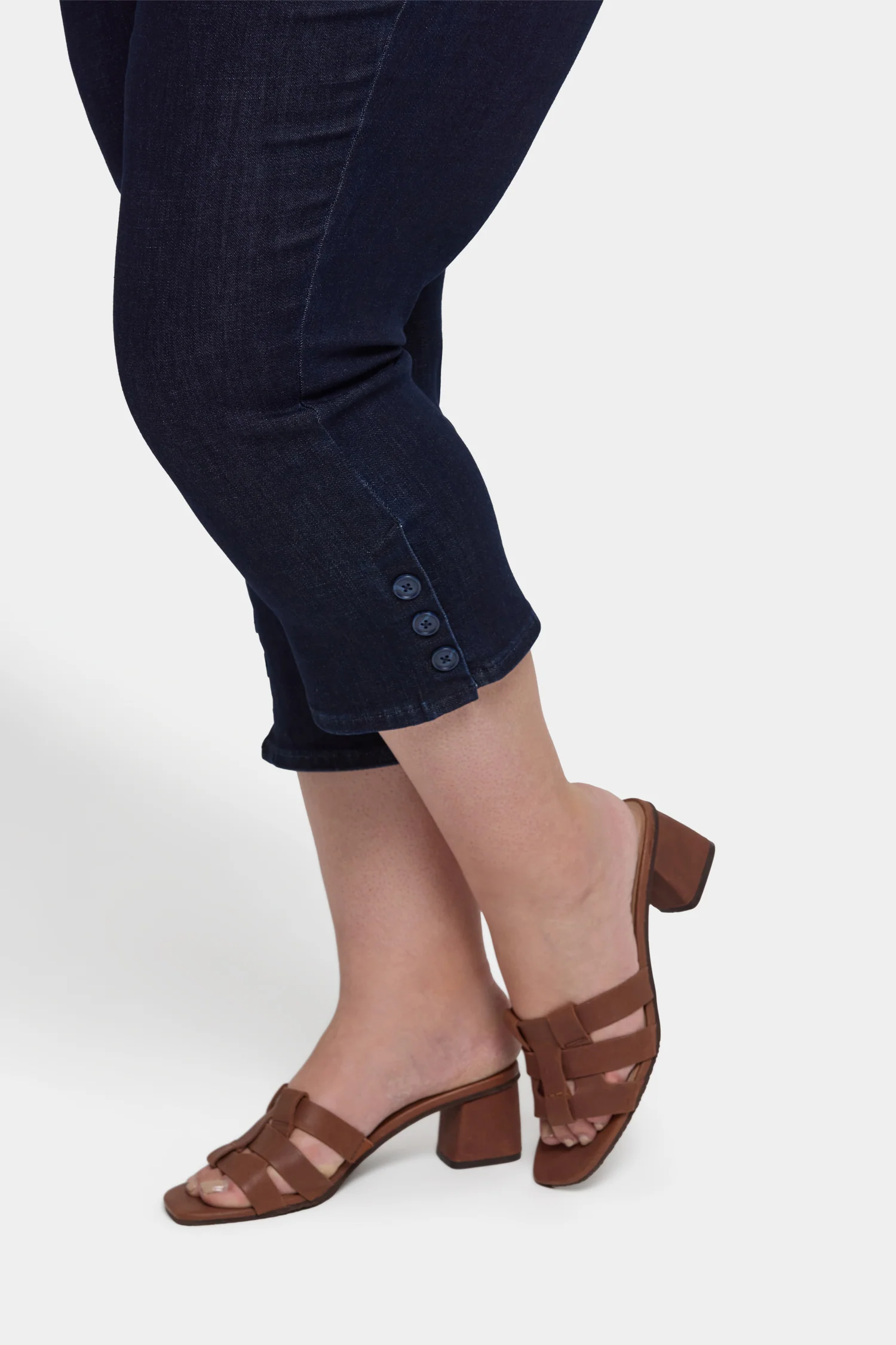 Joni Relaxed Capri Jeans In Plus Size - Rinse - Image 5
