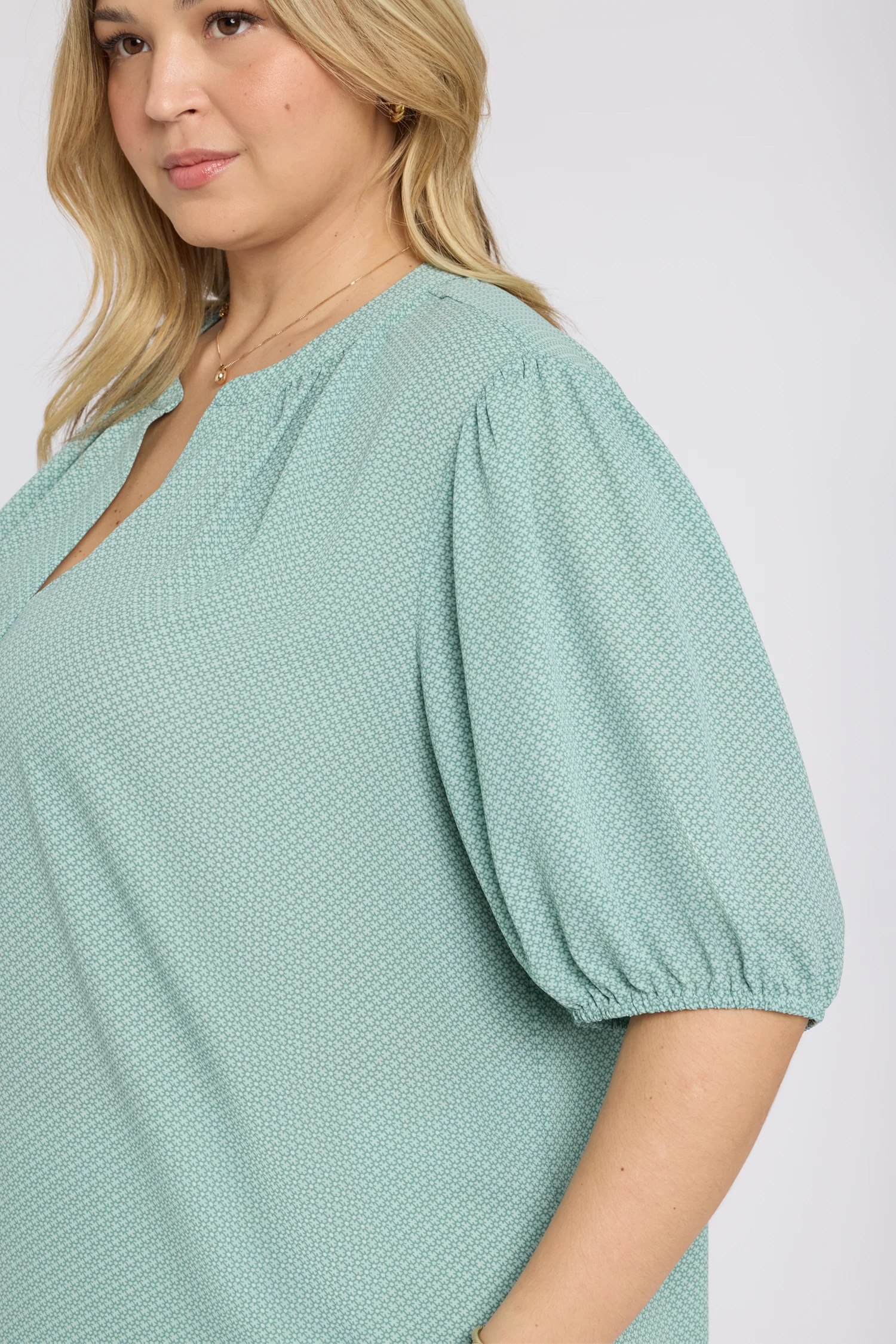 Short Puff Sleeved Popover Top In Plus Size - Valley of Daisies - Image 5